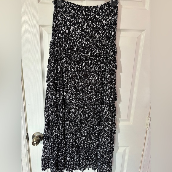 Chelsea and Theodore ruffle tiered Floral Skirt Size M - Picture 3 of 8